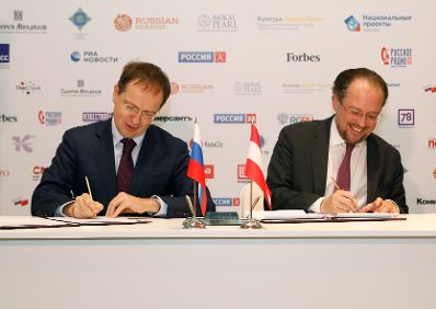 Am 16. November 2019 reiste Bundesminister Alexander Schallenberg (r.) anl&auml;sslich eines Arbeitsbesuchs nach Sankt Petersburg. Im Bild mit dem russischen Kulturminister Wladimir Rostislawowitsch Medinski (l.).
