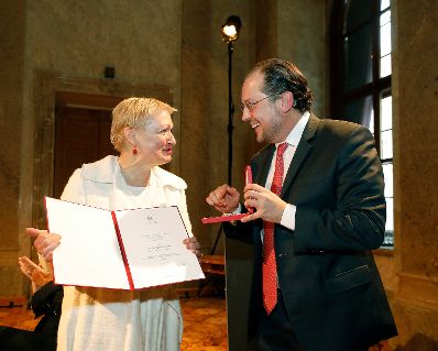 Am 26. November 2019 &uuml;berreichte Bundesminister Alexander Schallenberg (r.) das Gro&szlig;e Goldene Ehrenzeichen f&uuml;r Verdienste um die Republik &Ouml;sterreich an Karin Bergmann (l.).