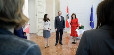 Am 28. November 2019 wurde Bundeskanzlerin Brigitte Bierlein, Bundesministerin Ines Stilling und Bundesminister Alexander Schallenberg von der Diakonie &Ouml;sterreich ein Adventkranz &uuml;berreicht.