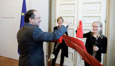 Am 28. November 2019 wurde Bundeskanzlerin Brigitte Bierlein, Bundesministerin Ines Stilling und Bundesminister Alexander Schallenberg von der Diakonie &Ouml;sterreich ein Adventkranz &uuml;berreicht.