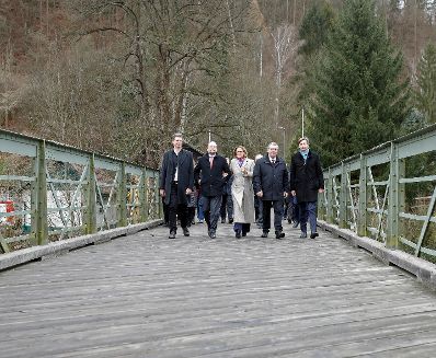 Am 29. November 2019 nahm Bundesminister Alexander Schallenberg an der Gedenkveranstaltung in Hardegg - Cizov Anl&auml;sslich des 30. Jahrestags des Falls des Eisernen Vorhangs zwischen &Ouml;sterreich und der ehemaligen Tschechoslowakei teil. Im Bild mit Landeshauptfrau Johanna Mikl-Leitner und dem tschechischen Au&szlig;enminister Tomas Petricek.