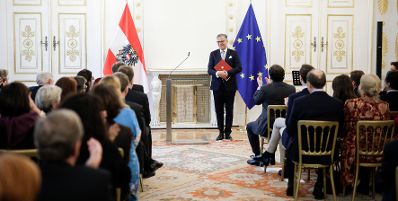 Am 2. Dezember 2019 &uuml;berreichte Bundesminister Alexander Schallenberg die Urkunde &uuml;ber die Verleihung des Berufstitels Professor an Franz Pichorner (im Bild).