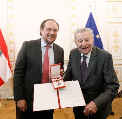 Am 18. Dezember 2019 &uuml;berreichte Bundesminister Alexander Schallenberg (l.) das Gro&szlig;e Goldene Ehrenzeichen f&uuml;r Verdienste um die Republik &Ouml;sterreich an Hugo Portisch (r.).