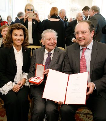 Am 18. Dezember 2019 &uuml;berreichte Bundesminister Alexander Schallenberg (r.) das Gro&szlig;e Goldene Ehrenzeichen f&uuml;r Verdienste um die Republik &Ouml;sterreich an Hugo Portisch (m.). Im Bild mit Bundeskanzlerin Brigitte Bierlein (l.).
