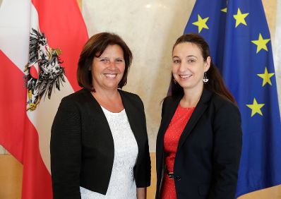 Am 30. Juli 2019 traf Bundesministerin Ines Stilling (r.) die Pr&auml;sidentin der Bundeskammer f&uuml;r Arbeiter und Angestellte, Renate Anderl (l.).