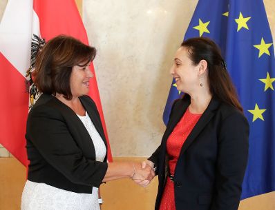Am 30. Juli 2019 traf Bundesministerin Ines Stilling (r.) die Pr&auml;sidentin der Bundeskammer f&uuml;r Arbeiter und Angestellte, Renate Anderl (l.).