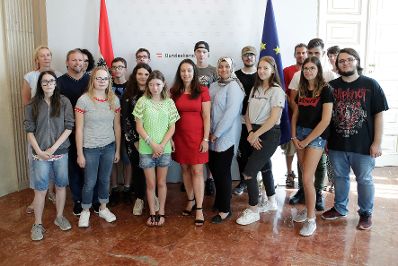 Am 29. August 2019 begr&uuml;&szlig;te Jugendministerin Ines Stilling Sch&uuml;lerinnen und Sch&uuml;ler der Produktionsschule Industrieviertel Nord in Nieder&ouml;sterreich. Die Produktionsschulen der &Ouml;JAB (&Ouml;sterreichische JungArbeiterBewegung) unterst&uuml;tzt Jugendliche vor Antritt einer Berufsausbildung bzw. einer weiterf&uuml;hrenden schulischen Ausbildung, die Nachholbedarf hinsichtlich ihrer schulischen, sozialen und/oder pers&ouml;nlichen Kompetenzen aufweisen.