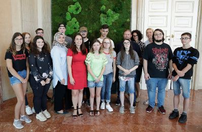 Am 29. August 2019 begr&uuml;&szlig;te Jugendministerin Ines Stilling Sch&uuml;lerinnen und Sch&uuml;ler der Produktionsschule Industrieviertel Nord in Nieder&ouml;sterreich. Die Produktionsschulen der &Ouml;JAB (&Ouml;sterreichische JungArbeiterBewegung) unterst&uuml;tzt Jugendliche vor Antritt einer Berufsausbildung bzw. einer weiterf&uuml;hrenden schulischen Ausbildung, die Nachholbedarf hinsichtlich ihrer schulischen, sozialen und/oder pers&ouml;nlichen Kompetenzen aufweisen.