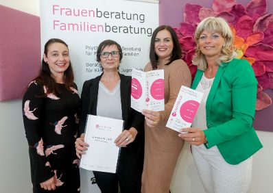 Am 18. September 2019 besuchte Bundesministerin Ines Stilling die Fachberatungsstelle "Der Lichtblick" zu sexueller Gewalt gegen Frauen und M&auml;dchen im Burgenland. Im Bild (v.l.n.r.) Bundesministerin Ines Stilling, Karin Behringer-Pfann, Leiterin der Beratungsstelle Lichtblick, Landesr&auml;tin Astrid Eisenkopf und Elisabeth B&ouml;hm, B&uuml;rgermeisterin in Neusiedl am See.