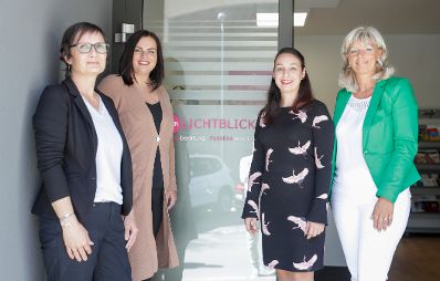 Am 18. September 2019 besuchte Bundesministerin Ines Stilling die Fachberatungsstelle "Der Lichtblick" zu sexueller Gewalt gegen Frauen und M&auml;dchen im Burgenland. Im Bild (v.l.n.r.): Karin Behringer-Pfann, Leiterin der Beratungsstelle "Der Lichtblick", Landesr&auml;tin Astrid Eisenkopf, Bundesministerin Ines Stilling und Elisabeth B&ouml;hm, B&uuml;rgermeisterin in Neusiedl am See.