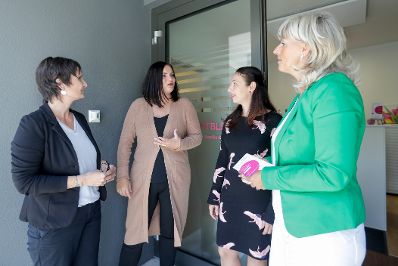 Am 18. September 2019 besuchte Bundesministerin Ines Stilling die Fachberatungsstelle "Der Lichtblick" zu sexueller Gewalt gegen Frauen und M&auml;dchen im Burgenland. Im Bild (v.l.n.r.): Karin Behringer-Pfann, Leiterin der Beratungsstelle "Der Lichtblick", Landesr&auml;tin Astrid Eisenkopf, Bundesministerin Ines Stilling und Elisabeth B&ouml;hm, B&uuml;rgermeisterin in Neusiedl am See.