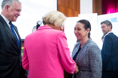 Am 19. September 2019 verlieh Bundesministerin Ines Stilling (r.) im Rahmen der Konferenz der &Ouml;sterreichischen Plattform f&uuml;r Gesundheitskompetenz die Urkunden f&uuml;r "Gesundheitskompetente Jugendarbeit". Im Bild mit Landeshauptfrau Johanna Mikl-Leitner (m.) und Landesrat Martin Eichtinger (l.).