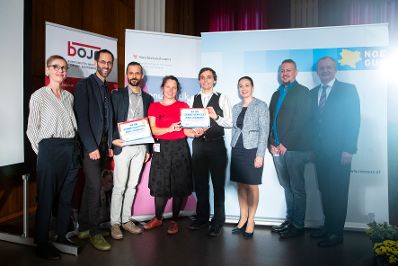 Am 19. September 2019 verlieh Bundesministerin Ines Stilling (3.v.r.) im Rahmen der Konferenz der &Ouml;sterreichischen Plattform f&uuml;r Gesundheitskompetenz die Urkunden f&uuml;r "Gesundheitskompetente Jugendarbeit". Im Bild mit der Vorsitzenden der &ouml;sterreichischen Plattform f&uuml;r Gesundheitskompetenz Christina Dietscher (l.), dem Vorsitzenden des bundesweiten Netzwerk Offene Jugendarbeit Lukas Trentini (2.v.l.) und dem Leiter des Fonds Gesundes &Ouml;sterreich Klaus Ropin (r.). Die Auszeichnung wurde &uuml;berreicht an "Nordrand Mobile Jugendarbeit St. P&ouml;lten und B&ouml;heimkirchen".