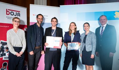 Am 19. September 2019 verlieh Bundesministerin Ines Stilling (2.v.r) im Rahmen der Konferenz der &Ouml;sterreichischen Plattform f&uuml;r Gesundheitskompetenz die Urkunden f&uuml;r "Gesundheitskompetente Jugendarbeit". Im Bild mit der Vorsitzenden der &ouml;sterreichischen Plattform f&uuml;r Gesundheitskompetenz Christina Dietscher (l.), dem Vorsitzenden des bundesweiten Netzwerk Offene Jugendarbeit Lukas Trentini (2.v.l.) und dem Leiter des Fonds Gesundes &Ouml;sterreich Klaus Ropin (r.). Die Auszeichnung wurde &uuml;berreicht an "Jugendzentrum Livingroom Tulln".