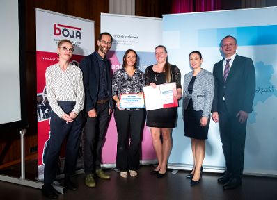 Am 19. September 2019 verlieh Bundesministerin Ines Stilling (2.v.r) im Rahmen der Konferenz der &Ouml;sterreichischen Plattform f&uuml;r Gesundheitskompetenz die Urkunden f&uuml;r "Gesundheitskompetente Jugendarbeit". Im Bild mit der Vorsitzenden der &ouml;sterreichischen Plattform f&uuml;r Gesundheitskompetenz Christina Dietscher (l.), dem Vorsitzenden des bundesweiten Netzwerk Offene Jugendarbeit Lukas Trentini (2.v.l.) und dem Leiter des Fonds Gesundes &Ouml;sterreich Klaus Ropin (r.). Die Auszeichnung wurde &uuml;berreicht an "Jugendzentrum Nu&szlig;dorf am Haunsberg".