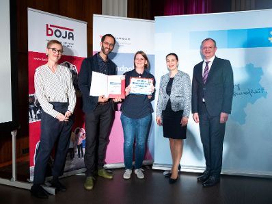 Am 19. September 2019 verlieh Bundesministerin Ines Stilling (2.v.r) im Rahmen der Konferenz der &Ouml;sterreichischen Plattform f&uuml;r Gesundheitskompetenz die Urkunden f&uuml;r "Gesundheitskompetente Jugendarbeit". Im Bild mit der Vorsitzenden der &ouml;sterreichischen Plattform f&uuml;r Gesundheitskompetenz Christina Dietscher (l.), dem Vorsitzenden des bundesweiten Netzwerk Offene Jugendarbeit Lukas Trentini (2.v.l.) und dem Leiter des Fonds Gesundes &Ouml;sterreich Klaus Ropin (r.). Die Auszeichnung wurde &uuml;berreicht an "Offene Jugendarbeit Hard - Verein Sozialsprengel Hard".