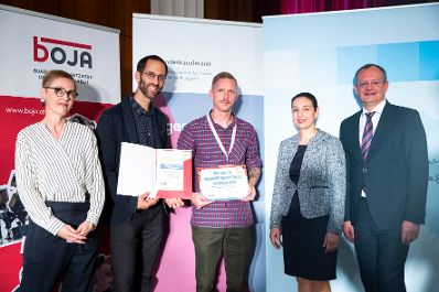 Am 19. September 2019 verlieh Bundesministerin Ines Stilling (2.v.r) im Rahmen der Konferenz der &Ouml;sterreichischen Plattform f&uuml;r Gesundheitskompetenz die Urkunden f&uuml;r "Gesundheitskompetente Jugendarbeit". Im Bild mit der Vorsitzenden der &ouml;sterreichischen Plattform f&uuml;r Gesundheitskompetenz Christina Dietscher (l.), dem Vorsitzenden des bundesweiten Netzwerk Offene Jugendarbeit Lukas Trentini (2.v.l.) und dem Leiter des Fonds Gesundes &Ouml;sterreich Klaus Ropin (r.). Die Auszeichnung wurde &uuml;berreicht an "Offene Jugendarbeit Lauterach".