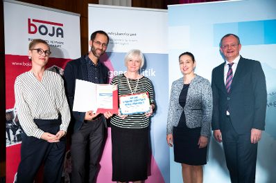 Am 19. September 2019 verlieh Bundesministerin Ines Stilling (2.v.r) im Rahmen der Konferenz der &Ouml;sterreichischen Plattform f&uuml;r Gesundheitskompetenz die Urkunden f&uuml;r "Gesundheitskompetente Jugendarbeit". Im Bild mit der Vorsitzenden der &ouml;sterreichischen Plattform f&uuml;r Gesundheitskompetenz Christina Dietscher (l.), dem Vorsitzenden des bundesweiten Netzwerk Offene Jugendarbeit Lukas Trentini (2.v.l.) und dem Leiter des Fonds Gesundes &Ouml;sterreich Klaus Ropin (r.). Die Auszeichnung wurde &uuml;berreicht an "Verein Back Bone zur F&ouml;rderung von Kommunikation und Nachbarschaft in der Brigittenau".