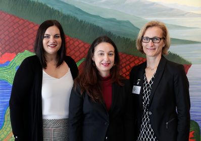 Am 8. Oktober 2019 er&ouml;ffnete Bundesministerin Ines Stilling die Festveranstaltung &bdquo;20 Jahre Gewaltschutzzentrum Burgenland&ldquo; in Eisenstadt. Ziel dieser Einrichtung ist es, die Sicherheit der Betroffenen zu erh&ouml;hen und sie in ein gewaltfreies Leben zu begleiten. Im Bild (v.l.n.r.) Landesr&auml;tin Astrid Eisenkopf, Bundesministerin Ines Stilling und die Gesch&auml;ftsf&uuml;hrerin des Gewaltschutzzentrum Burgenland Karin G&ouml;lly.