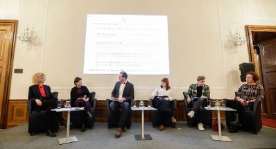 Am 8. Oktober 2019 er&ouml;ffnete Bundesministerin Ines Stilling in der Veranstaltungsreihe &bdquo;Gleichstellung im Gespr&auml;ch&ldquo; die Podiumsdiskussion &bdquo;Gleichstellung in den sozialen Medien&ldquo;. Am Podium diskutierten: (v.l.n.r.) Laura Wiesb&ouml;ck, Universit&auml;t Wien, Ingrid Brodnig, Journalistin und Buchautorin, Moderator Gerhard Wagner, Obmann HeForShe Vienna, Beatrice Frasl, Podcasterin &bdquo;Gro&szlig;e T&ouml;chter&ldquo;, Christian Berger, AK Wien und Sprecher des Frauenvolksbegehrens, Kristina Hametner, Leiterin des B&uuml;ros Frauengesundheit der Stadt Wien.