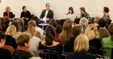 Am 8. Oktober 2019 er&ouml;ffnete Bundesministerin Ines Stilling in der Veranstaltungsreihe &bdquo;Gleichstellung im Gespr&auml;ch&ldquo; die Podiumsdiskussion &bdquo;Gleichstellung in den sozialen Medien&ldquo;. Am Podium diskutierten: (v.l.n.r.) Laura Wiesb&ouml;ck, Universit&auml;t Wien, Ingrid Brodnig, Journalistin und Buchautorin, Moderator Gerhard Wagner, Obmann HeForShe Vienna, Beatrice Frasl, Podcasterin &bdquo;Gro&szlig;e T&ouml;chter&ldquo;, Christian Berger, AK Wien und Sprecher des Frauenvolksbegehrens, Kristina Hametner, Leiterin des B&uuml;ros Frauengesundheit der Stadt Wien.