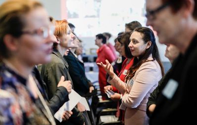 Am 10. Oktober 2019 wurden Unternehmen, die sich in der F&ouml;rderung von weiblichen Lehrlingen in handwerklich-technischen Berufen besonders engagieren, mit dem &bdquo;amaZone-Award&ldquo; ausgezeichnet. Bundesministerin Ines Stilling nahm an der Er&ouml;ffnung teil und betonte, wie wichtig es sei, Rollenklischees im Beruf zu &uuml;berwinden.