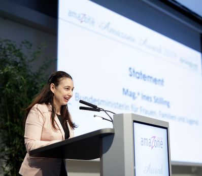 Am 10. Oktober 2019 wurden Unternehmen, die sich in der F&ouml;rderung von weiblichen Lehrlingen in handwerklich-technischen Berufen besonders engagieren, mit dem &bdquo;amaZone-Award&ldquo; ausgezeichnet. Bundesministerin Ines Stilling nahm an der Er&ouml;ffnung teil und betonte, wie wichtig es sei, Rollenklischees im Beruf zu &uuml;berwinden.