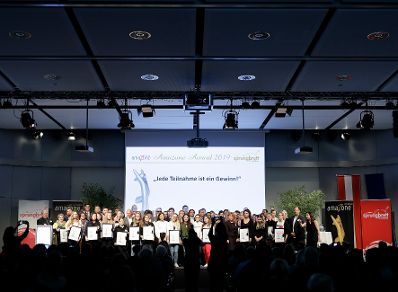 Am 10. Oktober 2019 wurden Unternehmen, die sich in der F&ouml;rderung von weiblichen Lehrlingen in handwerklich-technischen Berufen besonders engagieren, mit dem &bdquo;amaZone-Award&ldquo; ausgezeichnet. Bundesministerin Ines Stilling nahm an der Er&ouml;ffnung teil und betonte, wie wichtig es sei, Rollenklischees im Beruf zu &uuml;berwinden.