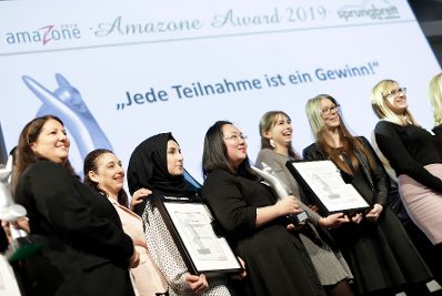 Am 10. Oktober 2019 wurden Unternehmen, die sich in der F&ouml;rderung von weiblichen Lehrlingen in handwerklich-technischen Berufen besonders engagieren, mit dem &bdquo;amaZone-Award&ldquo; ausgezeichnet. Bundesministerin Ines Stilling nahm an der Er&ouml;ffnung teil und betonte, wie wichtig es sei, Rollenklischees im Beruf zu &uuml;berwinden.