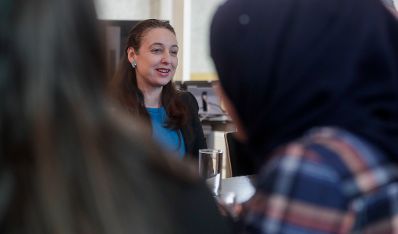 Am Welt-M&auml;dchentag am 11. Oktober 2019 waren junge Frauen und M&auml;dchen des M&auml;dchenzentrums peppa aus Wien bei Bundesministerin Stilling im Bundeskanzleramt zu Gast.