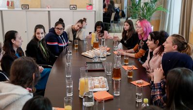 Am Welt-M&auml;dchentag am 11. Oktober 2019 waren junge Frauen und M&auml;dchen des M&auml;dchenzentrums peppa aus Wien bei Bundesministerin Stilling im Bundeskanzleramt zu Gast.
