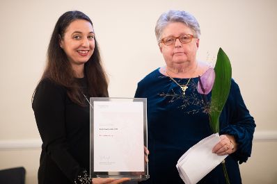 Am 14. Oktober 2019 hat Bundesministerin Ines Stilling die K&auml;the Leichter-Preise verliehen. Im Bild Bundesministerin Ines Stilling (l.) bei der &Uuml;berreichung des Lebenswerk-Preises an Rechtsanw&auml;ltin Helene Klaar (r.).