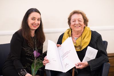 Am 14. Oktober 2019 hat Bundesministerin Ines Stilling die K&auml;the Leichter-Preise verliehen. Im Bild Bundesministerin Ines Stilling (l.) bei der &Uuml;berreichung des K&auml;the Leichter-Staatspreises an Maria Cristina Boidi (r.).
