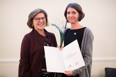 Am 14. Oktober 2019 hat Bundesministerin Ines Stilling die K&auml;the Leichter-Preise verliehen. Im Bild Anna Ritzberger-Moser (l.) vom Bundesministerium f&uuml;r Arbeit, Soziales, Gesundheit und Konsumentenschutz bei der &Uuml;berreichung den K&auml;the Leichter-Preises an Julia Schuster (r.).