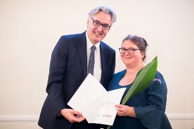 Am 14. Oktober 2019 hat Bundesministerin Ines Stilling die K&auml;the Leichter-Preise verliehen. Im Bild Martin Netzer (l.) vom Bundesministerium f&uuml;r Bildung, Wissenschaft und Forschung bei der &Uuml;berreichung des K&auml;the Leichter-Preises an Elisabeth Anna G&uuml;nther (r.).