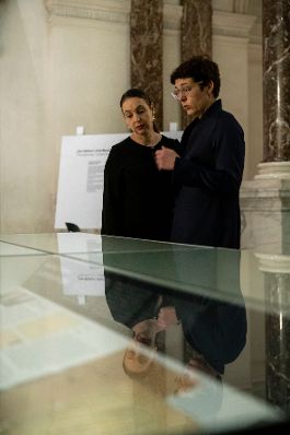Am 16. Oktober 2019 er&ouml;ffnete Bundesministerin Ines Stilling (l.) die Pr&auml;sentation des Buches &bdquo;Das Massiv der Namen. Ein Denkmal f&uuml;r die &ouml;sterreichischen Opfer der Shoa in Maly Trostinec&ldquo; von Pia Sch&ouml;lnberger im Haus der Geschichte &Ouml;sterreichs. Im Bild mit Monika Sommer (r.), Direktorin Haus der Geschichte.