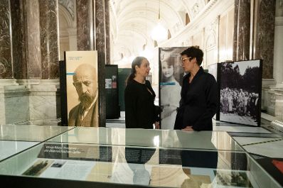Am 16. Oktober 2019 er&ouml;ffnete Bundesministerin Ines Stilling (l.) die Pr&auml;sentation des Buches &bdquo;Das Massiv der Namen. Ein Denkmal f&uuml;r die &ouml;sterreichischen Opfer der Shoa in Maly Trostinec&ldquo; von Pia Sch&ouml;lnberger im Haus der Geschichte &Ouml;sterreichs. Im Bild mit Monika Sommer (r.), Direktorin Haus der Geschichte.