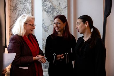 Am 16. Oktober 2019 er&ouml;ffnete Bundesministerin Ines Stilling (r.) die Pr&auml;sentation des Buches &bdquo;Das Massiv der Namen. Ein Denkmal f&uuml;r die &ouml;sterreichischen Opfer der Shoa in Maly Trostinec&ldquo; von Pia Sch&ouml;lnberger im Haus der Geschichte &Ouml;sterreichs. Im Bild mit Waltraud Barton (l.), Verein IM-MER und Hannah Lessing (m.), Nationalfonds der Republik &Ouml;sterreich f&uuml;r Opfer des Nationalsozialismus.