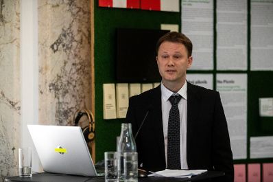 Am 16. Oktober 2019 er&ouml;ffnete Bundesministerin Ines Stilling die Pr&auml;sentation des Buches &bdquo;Das Massiv der Namen. Ein Denkmal f&uuml;r die &ouml;sterreichischen Opfer der Shoa in Maly Trostinec&ldquo; von Pia Sch&ouml;lnberger im Haus der Geschichte &Ouml;sterreichs. Im Bild der Historiker Alexander Dalhousky.