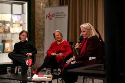 Am 16. Oktober 2019 er&ouml;ffnete Bundesministerin Ines Stilling die Pr&auml;sentation des Buches &bdquo;Das Massiv der Namen. Ein Denkmal f&uuml;r die &ouml;sterreichischen Opfer der Shoa in Maly Trostinec&ldquo; von Pia Sch&ouml;lnberger im Haus der Geschichte &Ouml;sterreichs. Im Bild (v.l.n.r.) Daniel Sanwald, Architekt, Susanne Scholl, Moderation und Waltraud Barton, Verein IM-MER.