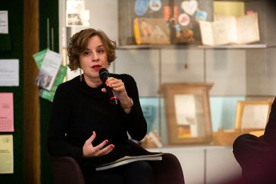 Am 16. Oktober 2019 er&ouml;ffnete Bundesministerin Ines Stilling die Pr&auml;sentation des Buches &bdquo;Das Massiv der Namen. Ein Denkmal f&uuml;r die &ouml;sterreichischen Opfer der Shoa in Maly Trostinec&ldquo; von Pia Sch&ouml;lnberger im Haus der Geschichte &Ouml;sterreichs. Im Bild Pia Sch&ouml;lnberger, Herausgeberin.