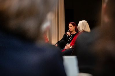 Am 16. Oktober 2019 er&ouml;ffnete Bundesministerin Ines Stilling die Pr&auml;sentation des Buches &bdquo;Das Massiv der Namen. Ein Denkmal f&uuml;r die &ouml;sterreichischen Opfer der Shoa in Maly Trostinec&ldquo; von Pia Sch&ouml;lnberger im Haus der Geschichte &Ouml;sterreichs. Im Bild Hannah Lessing, Nationalfonds der Republik &Ouml;sterreich f&uuml;r Opfer des Nationalsozialismus.