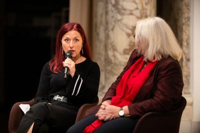 Am 16. Oktober 2019 er&ouml;ffnete Bundesministerin Ines Stilling die Pr&auml;sentation des Buches &bdquo;Das Massiv der Namen. Ein Denkmal f&uuml;r die &ouml;sterreichischen Opfer der Shoa in Maly Trostinec&ldquo; von Pia Sch&ouml;lnberger im Haus der Geschichte &Ouml;sterreichs. Im Bild Hannah Lessing (l.), Nationalfonds der Republik &Ouml;sterreich f&uuml;r Opfer des Nationalsozialismus und Waltraud Barton (r.), Verein IM-MER.