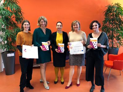 Am 17. Oktober 2019 besuchte Bundesministerin Ines Stilling das &bdquo;abz*austria&ldquo;, einen Verein, der sich f&uuml;r Gleichstellung am Arbeitsmarkt und in der Wirtschaft einsetzt. Im Bild (v.l.n.r.) Geschäftsführerin Daniela Schallert, Marion Koidl, Projektleiterin TRAPEZ-Betriebe, Bundesministerin Ines Stilling, Manuela Vollmann, Gründerin und Geschäftsführerin von &bdquo;abz*austria&ldquo; und Bettina Sturm, Projektleiterin TRAPEZ-Betriebe.