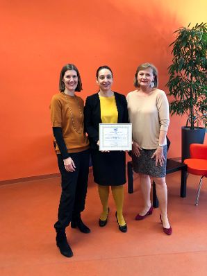 Am 17. Oktober 2019 besuchte Bundesministerin Ines Stilling (m.) das &bdquo;abz*austria&ldquo;, einen Verein, der sich f&uuml;r Gleichstellung am Arbeitsmarkt und in der Wirtschaft einsetzt. Im Bild mit Geschäftsführerin Daniela Schallert (l.) und Manuela Vollmann (r.), Gründerin und Geschäftsführerin von &bdquo;abz*austria&ldquo; mit dem an "abz*austria" verliehenen United Nations Public Service Award.