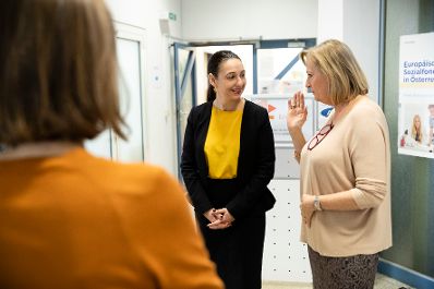 Am 17. Oktober 2019 besuchte Bundesministerin Ines Stilling (l.) das &bdquo;abz*austria&ldquo;, einen Verein, der sich f&uuml;r Gleichstellung am Arbeitsmarkt und in der Wirtschaft einsetzt. Im Bild mit Manuela Vollmann (r.), Gründerin und Geschäftsführerin von &bdquo;abz*austria&ldquo;.