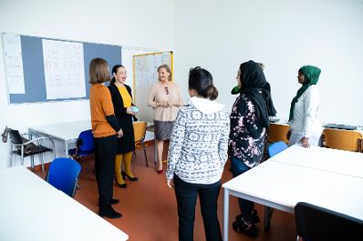 Am 17. Oktober 2019 besuchte Bundesministerin Ines Stilling (2.v.l.) das &bdquo;abz*austria&ldquo;, einen Verein, der sich f&uuml;r Gleichstellung am Arbeitsmarkt und in der Wirtschaft einsetzt. Im Bild mit Manuela Vollmann (3.v.l.), Gründerin und Geschäftsführerin von &bdquo;abz*austria&ldquo; und Geschäftsführerin Daniela Schallert (l.).