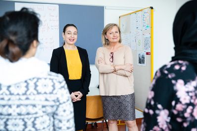 Am 17. Oktober 2019 besuchte Bundesministerin Ines Stilling (l.) das &bdquo;abz*austria&ldquo;, einen Verein, der sich f&uuml;r Gleichstellung am Arbeitsmarkt und in der Wirtschaft einsetzt. Im Bild mit Manuela Vollmann (r.), Gründerin und Geschäftsführerin von &bdquo;abz*austria&ldquo;.