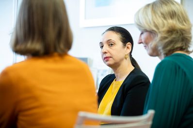 Am 17. Oktober 2019 besuchte Bundesministerin Ines Stilling (im Bild) das &bdquo;abz*austria&ldquo;, einen Verein, der sich f&uuml;r Gleichstellung am Arbeitsmarkt und in der Wirtschaft einsetzt.