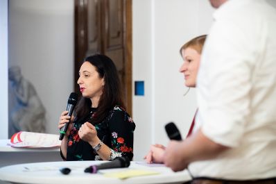 Am 22. Oktober 2019 er&ouml;ffnete Bundesministerin Ines Stilling (l.) den Expert*innen-Workshop zur Vorbereitung auf das 25-j&auml;hrige Jubil&auml;um der letzten Weltfrauenkonferenz in Peking &bdquo;Peking+25&ldquo;, in dem &uuml;ber innovative Ideen zur St&auml;rkung der Frauenrechte und Geschlechtergleichstellung diskutiert wird.